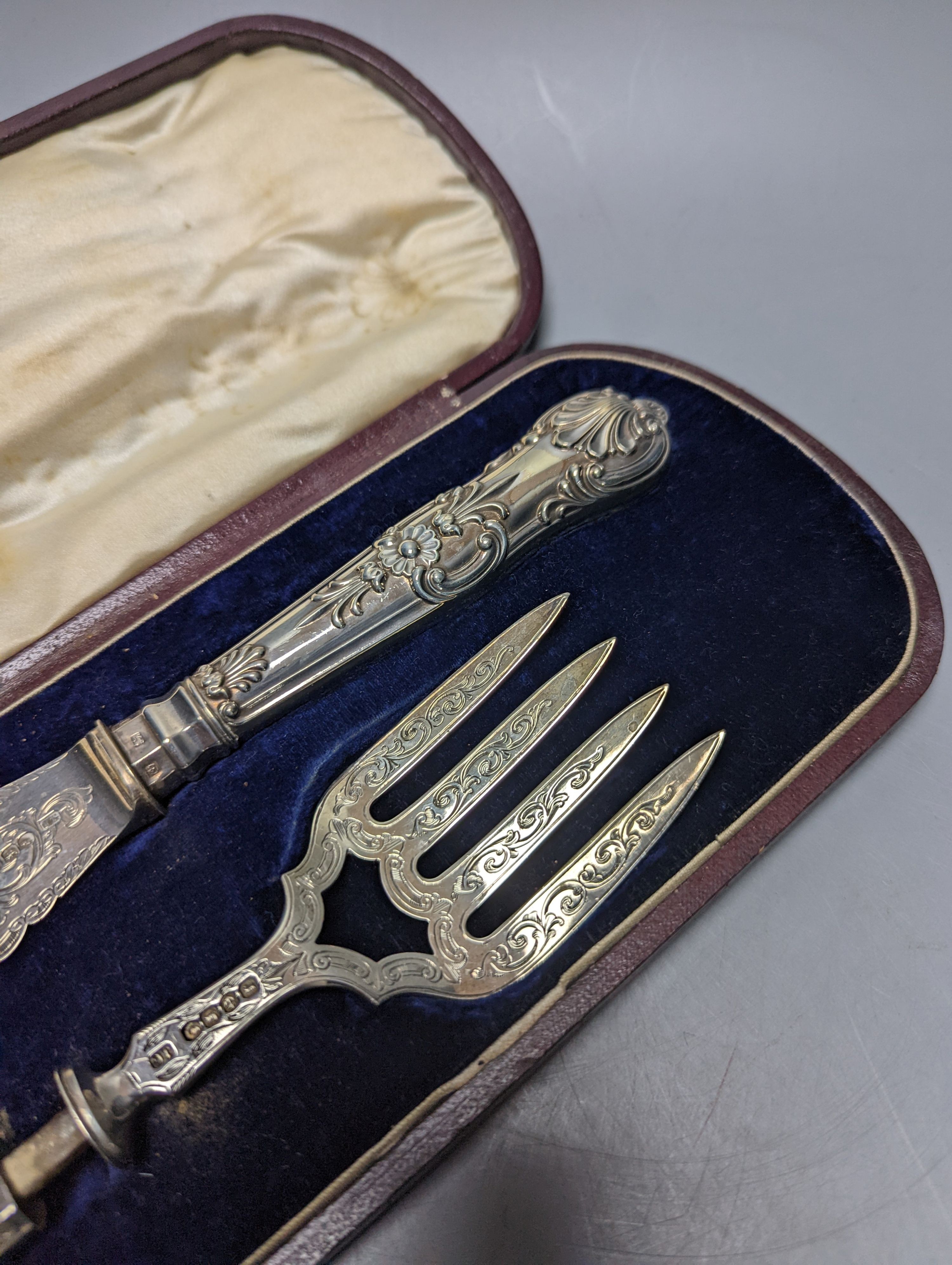 A cased pair of Victorian silver fish servers, maker JG, Birmingham, 1858, knife 31.4cm, loaded.
